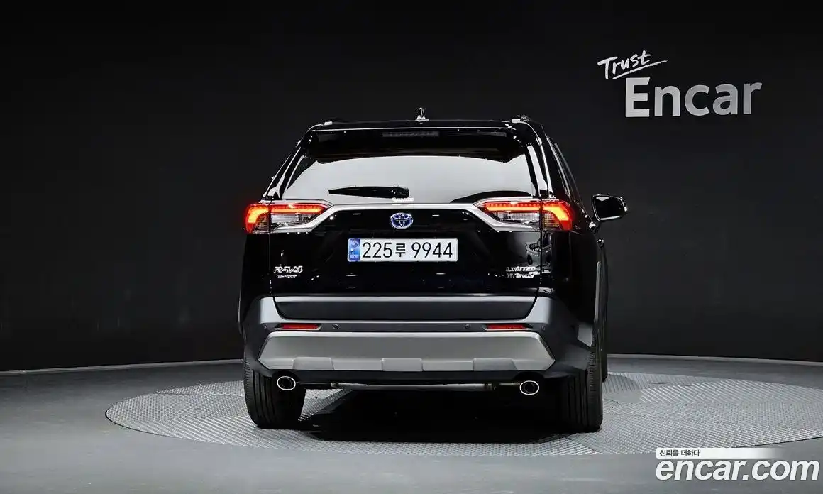 Toyota RAV4 2024 2.5 Автомат в Москве № 232820, фото 9