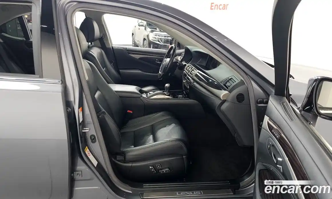 Lexus LS 2016 4.6 Автомат в Москве № 329596, фото 11