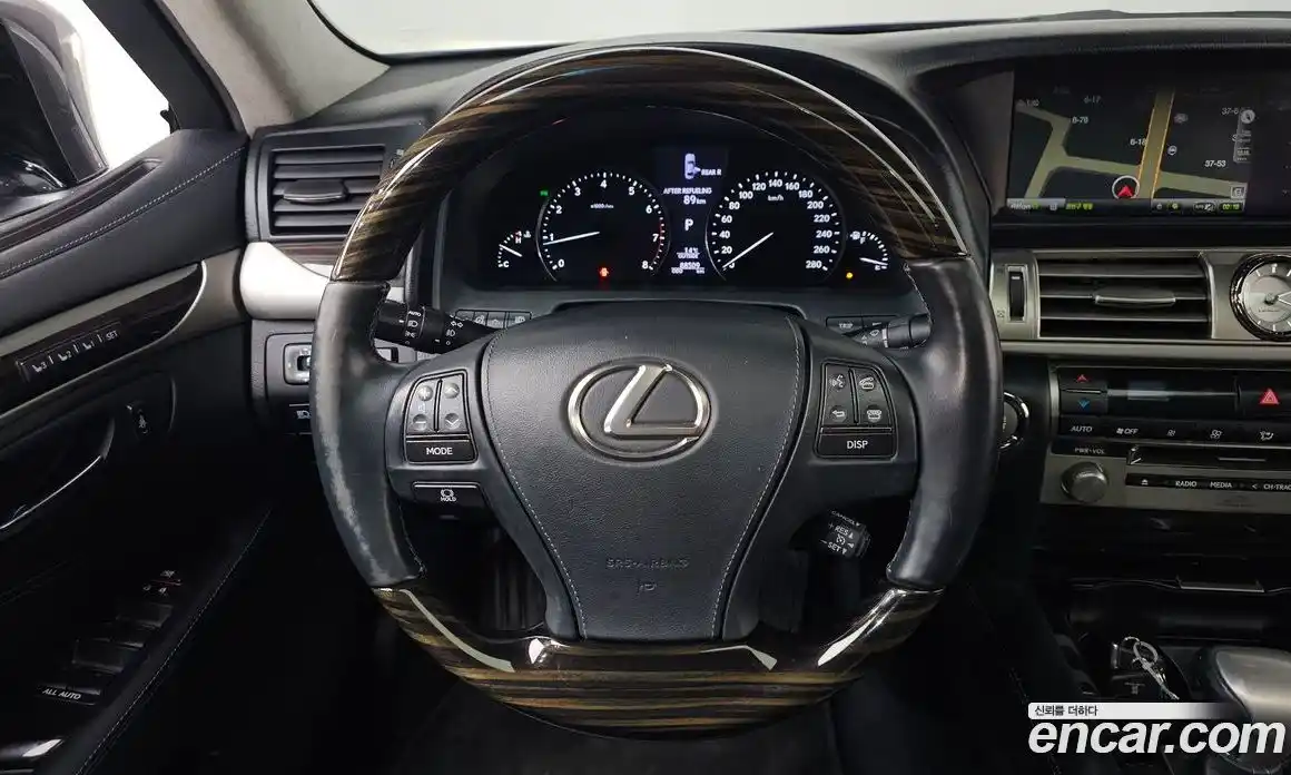 Lexus LS 2016 4.6 Автомат в Москве № 329596, фото 13