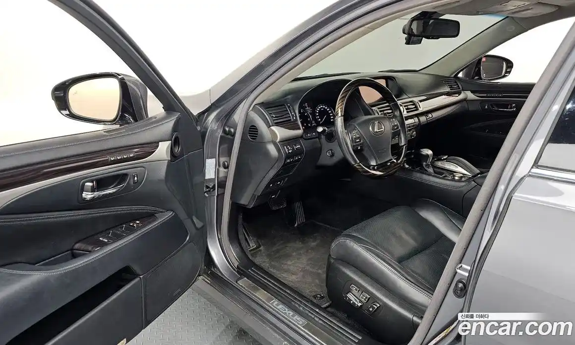 Lexus LS 2016 4.6 Автомат в Москве № 329596, фото 10