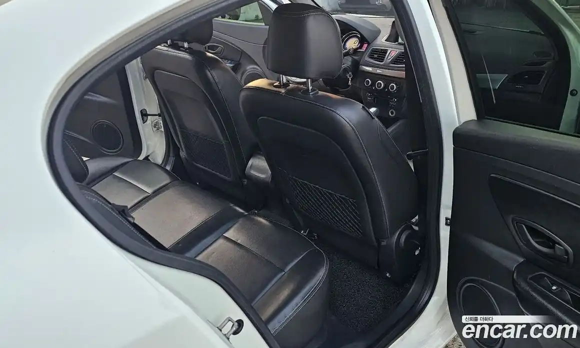 Renault SM3 2015 1.6 Автомат в Москве № 186483, фото 12