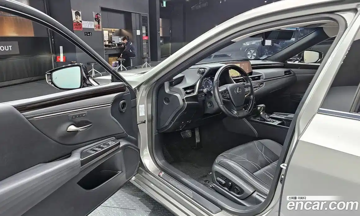 Lexus ES 2019 2.5 Автомат в Москве № 198742, фото 2