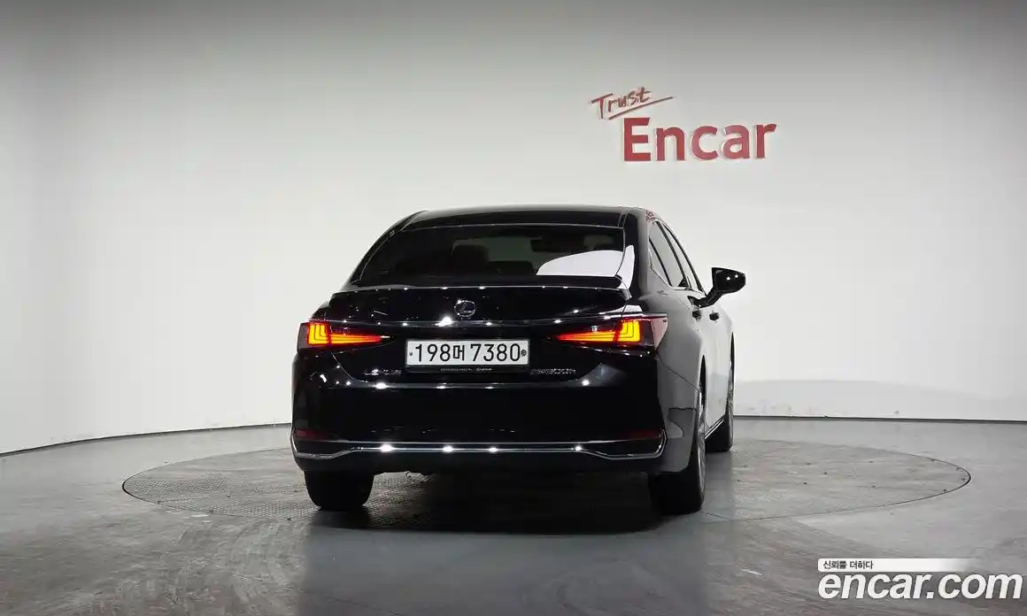 Lexus ES 2019 2.5 Автомат в Москве № 214643, фото 1