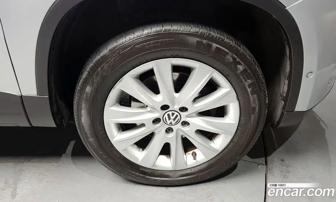 Volkswagen Tiguan 2011 2.0 Автомат в Москве № 215310, фото 16