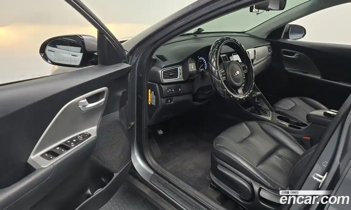 Kia Niro 2017 1.6 Автомат в Москве № 134166, фото 18