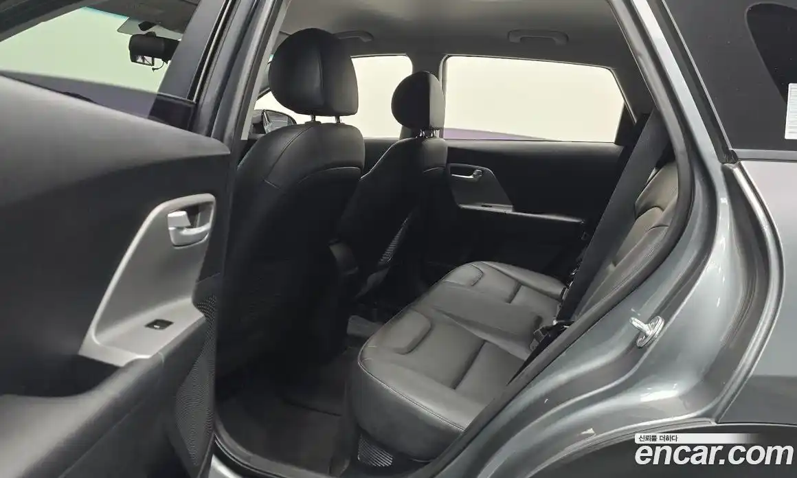 Kia Niro 2017 1.6 Автомат в Москве № 134166, фото 20