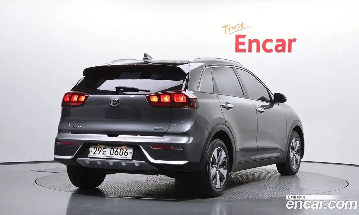 Kia Niro 2017 1.6 Автомат в Москве № 134166, фото 6