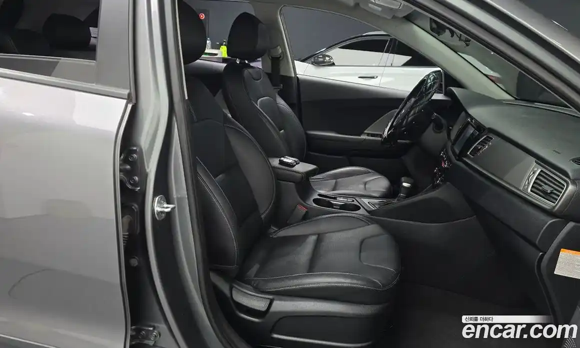 Kia Niro 2017 1.6 Автомат в Москве № 134166, фото 8