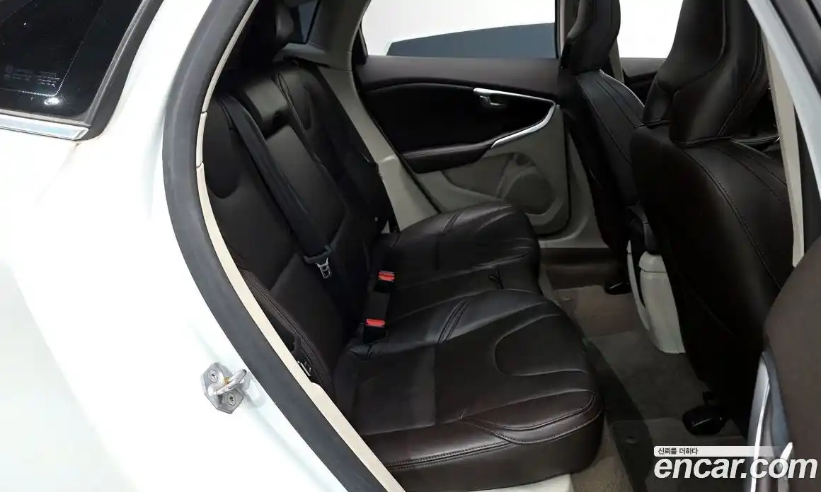 Volvo V40 2015 1.6 Автомат в Москве № 197028, фото 1