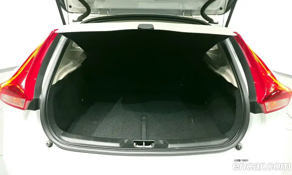 Volvo V40 2015 1.6 Автомат в Москве № 197028, фото 3