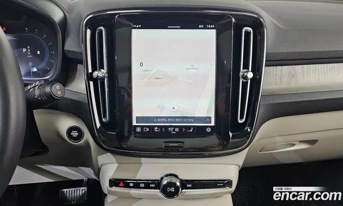 Volvo XC40 2023 2.0 Автомат в Москве № 212837, фото 1