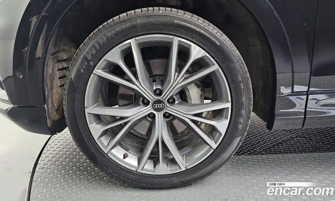 Audi Q8 2021 3.0 Автомат в Москве № 229955, фото 1