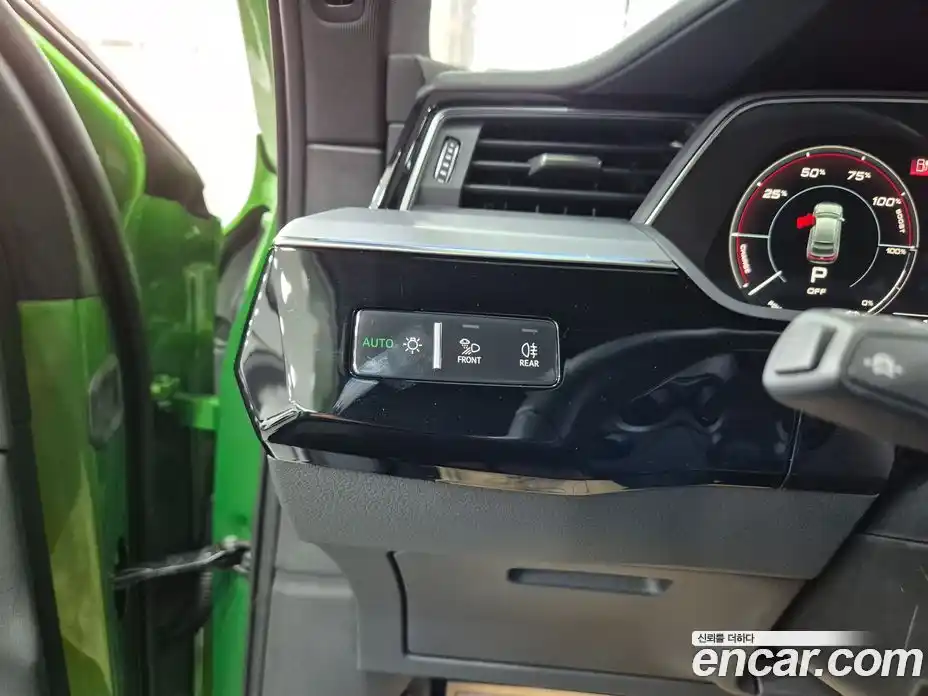 Audi Q8 e-tron 2024 0.3 Автомат в Москве № 230287, фото 15