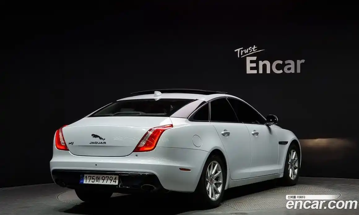 Jaguar XJ 2017 2.0 Автомат в Москве № 240012, фото 15