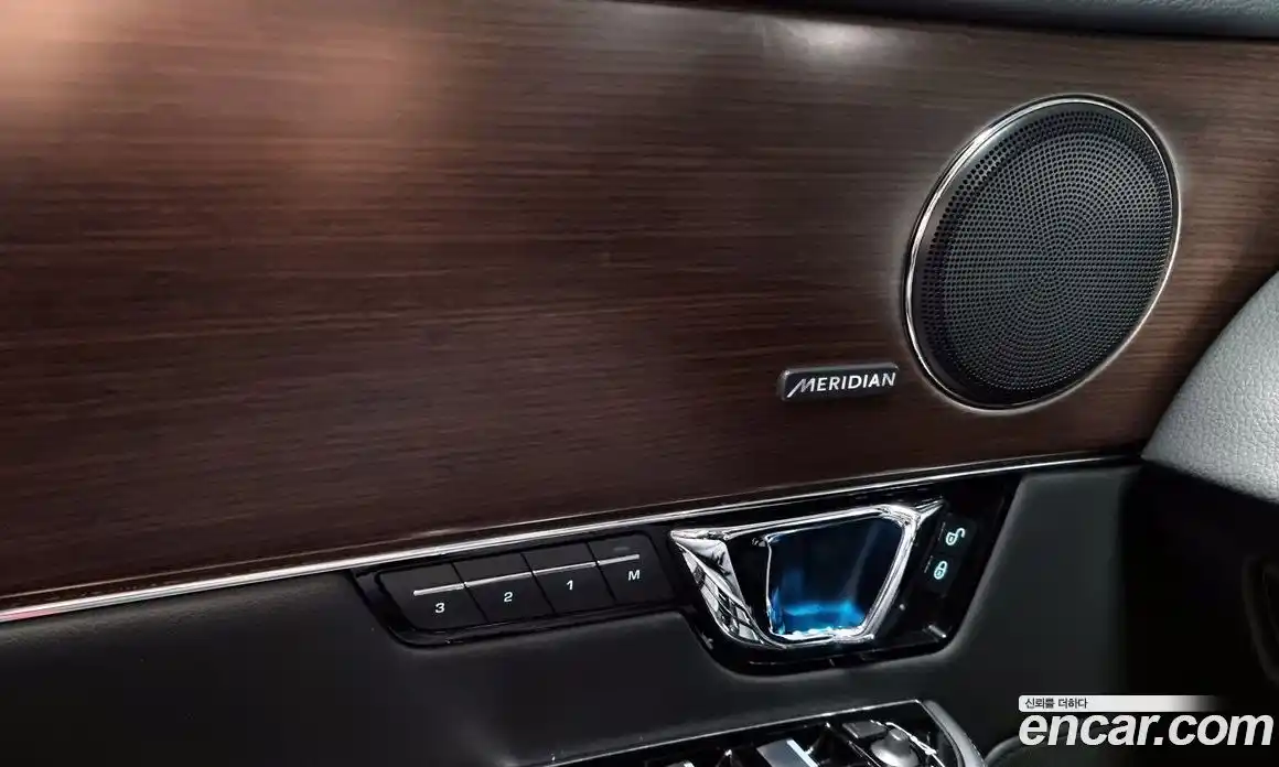 Jaguar XJ 2017 2.0 Автомат в Москве № 240012, фото 17