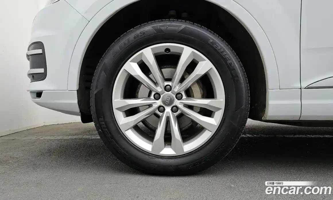 Audi Q7 2019 2.0 Автомат в Москве № 159117, фото 1