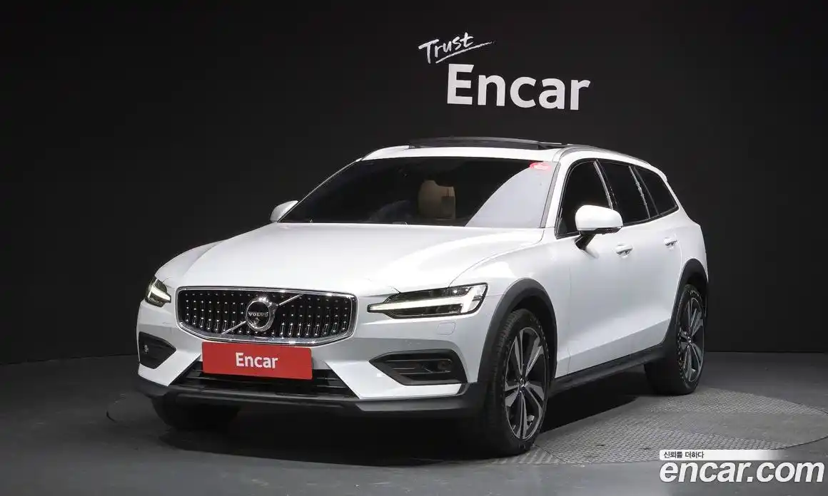 Volvo V60 2021 2.0 Автомат в Москве № 212907, фото 1