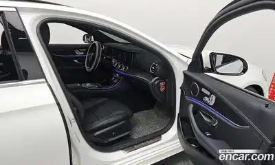 Mercedes-Benz E-Class 2023 2.0 Автомат в Москве № 218807, миниатюра 2