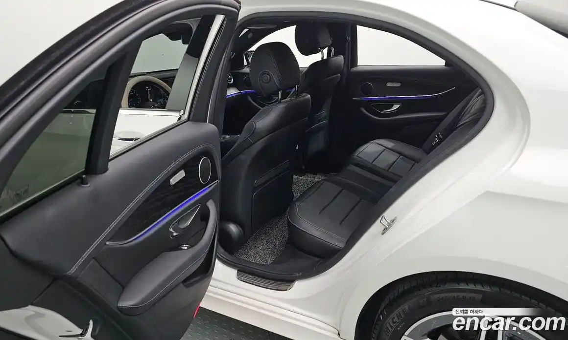 Mercedes-Benz E-Class 2023 2.0 Автомат в Москве № 218807, фото 3