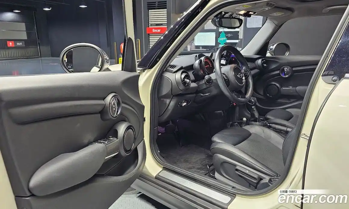 Mini Cooper 2015 1.5 Автомат в Москве № 231432, фото 19