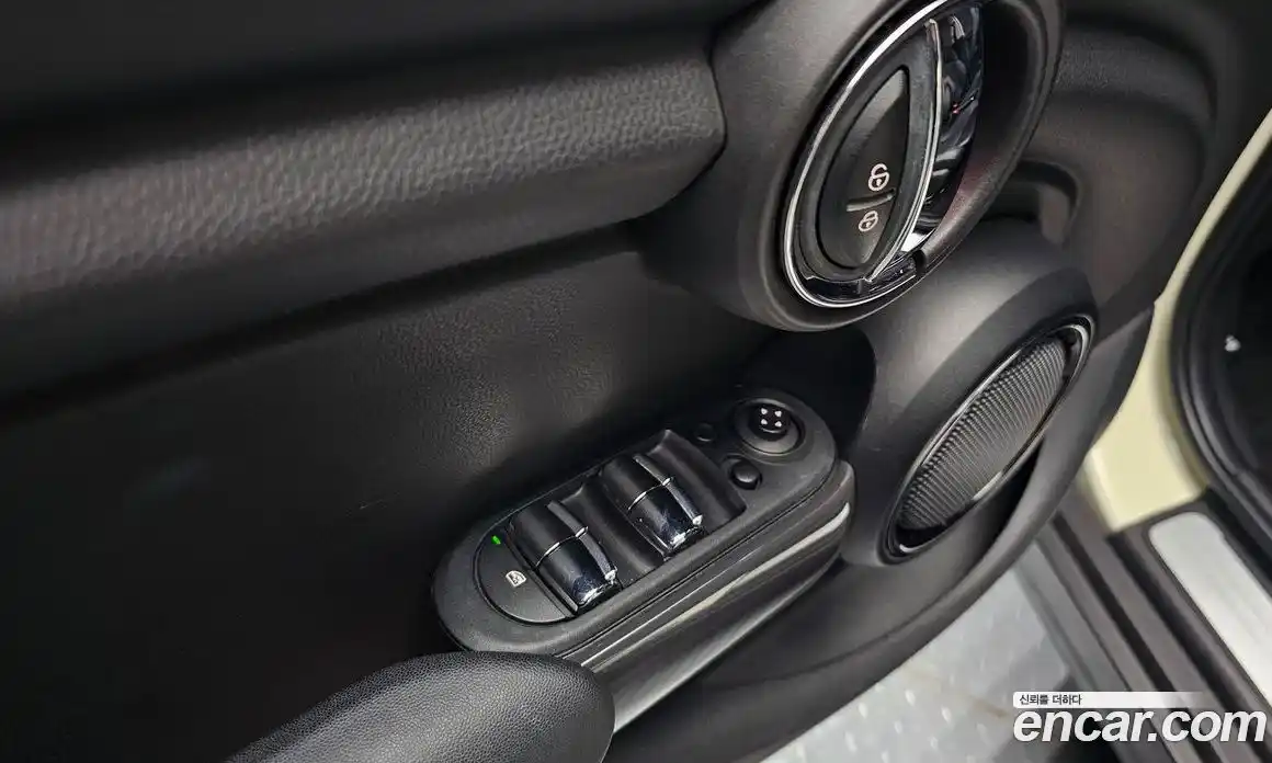 Mini Cooper 2015 1.5 Автомат в Москве № 231432, фото 9