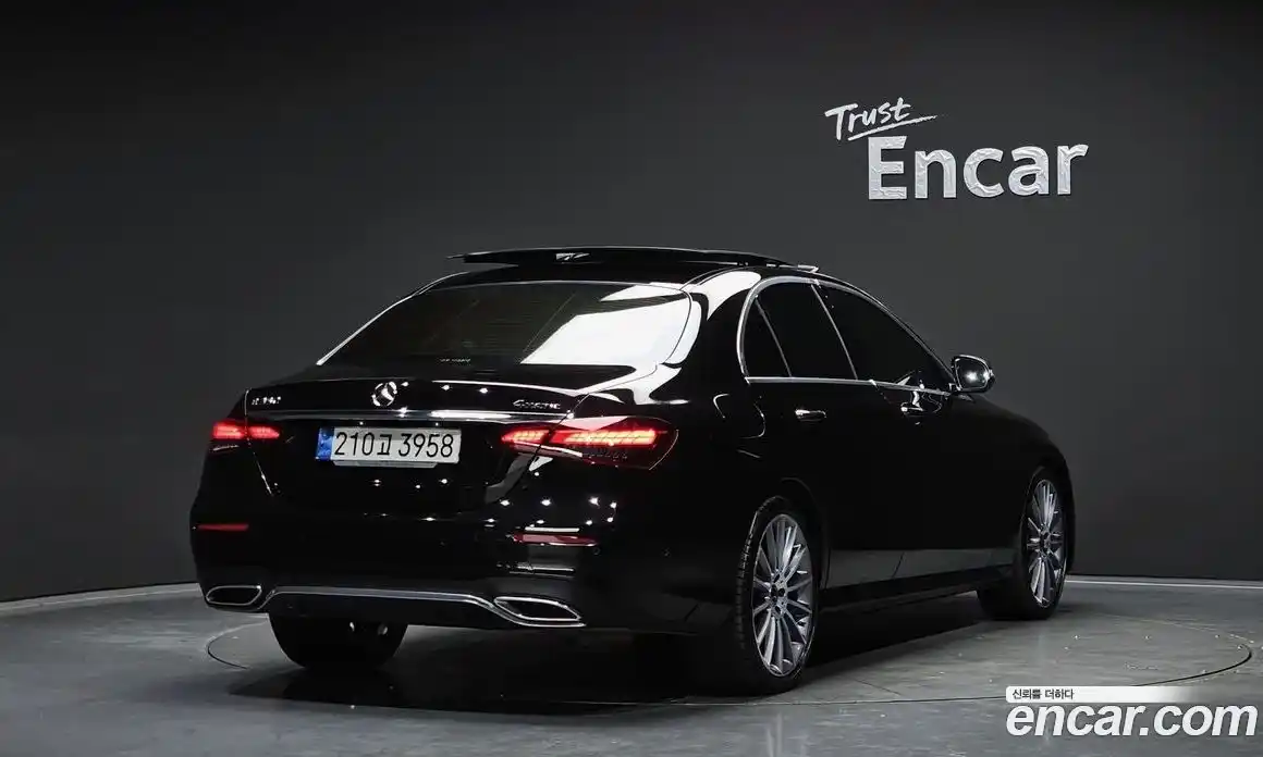 Mercedes-Benz E-Class 2022 2.0 Автомат в Москве № 161985, фото 2