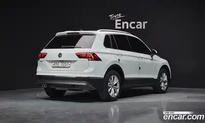 Volkswagen Tiguan 2018 2.0 Автомат в Москве № 215258, миниатюра 2