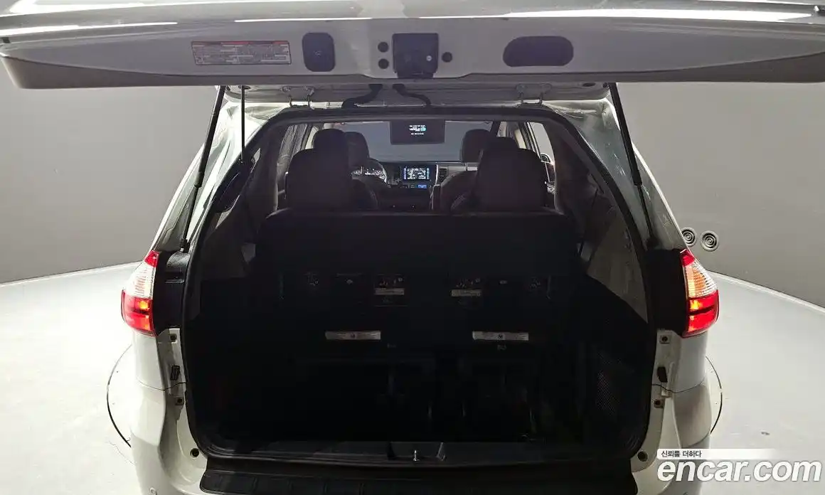 Toyota Sienna 2017 3.5 Автомат в Москве № 360892, фото 20