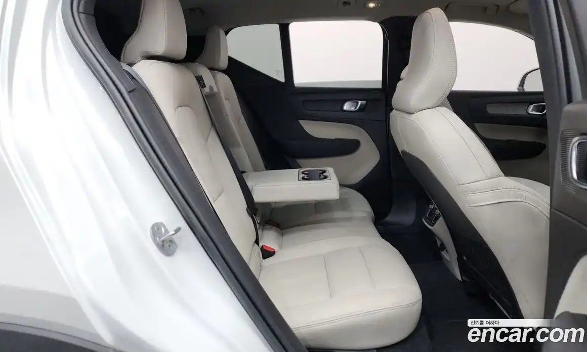 Volvo XC40 2023 2.0 Автомат в Москве № 164212, фото 12