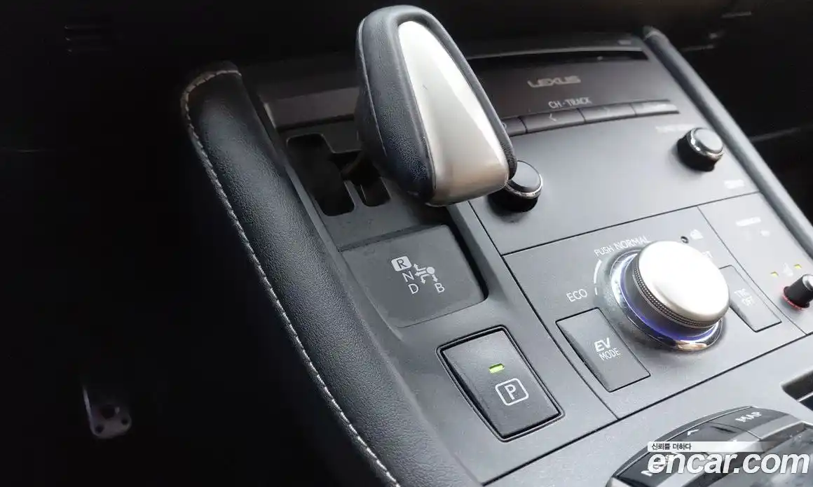 Lexus CT200h 2017 1.8 Автомат в Москве № 214844, фото 9