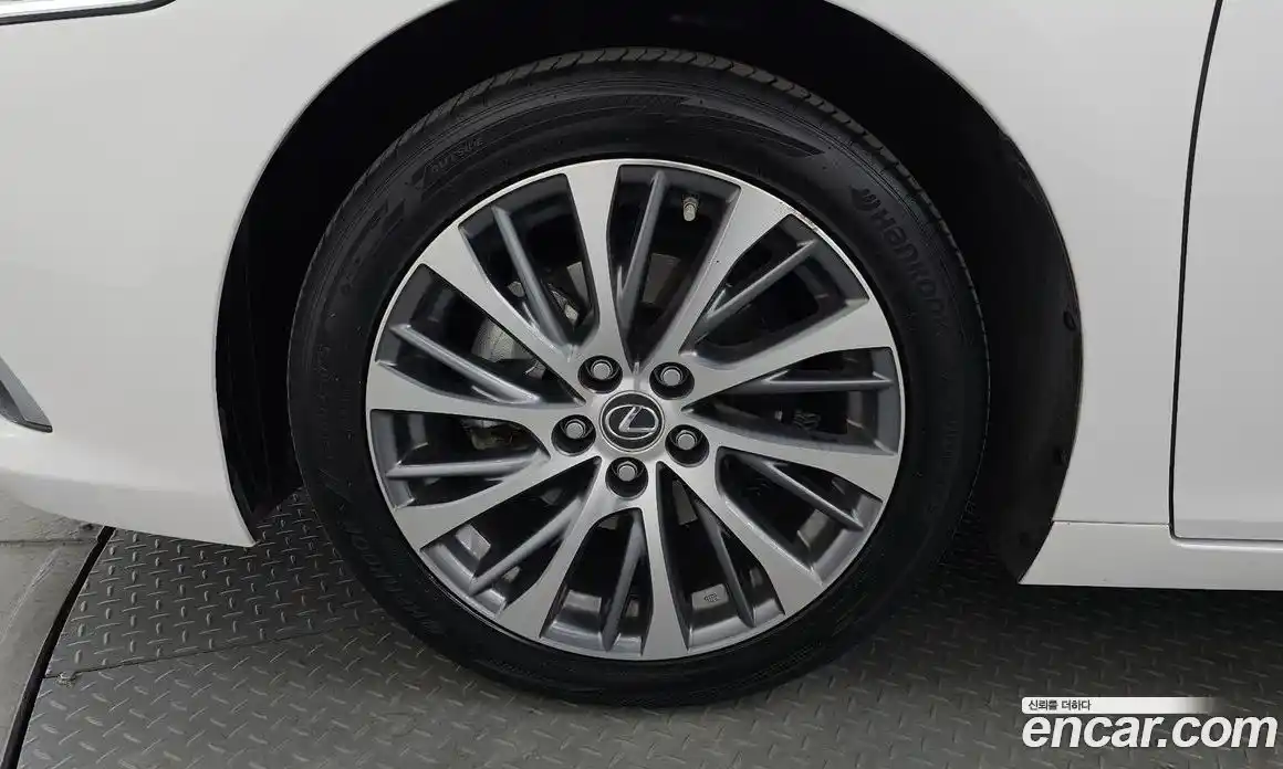 Lexus ES 2019 2.5 Автомат в Москве № 398272, фото 4