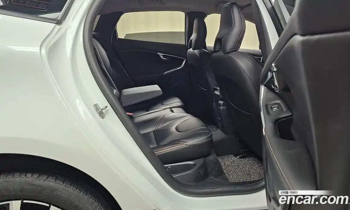 Volvo V40 2019 2.0 Автомат в Москве № 164361, фото 19