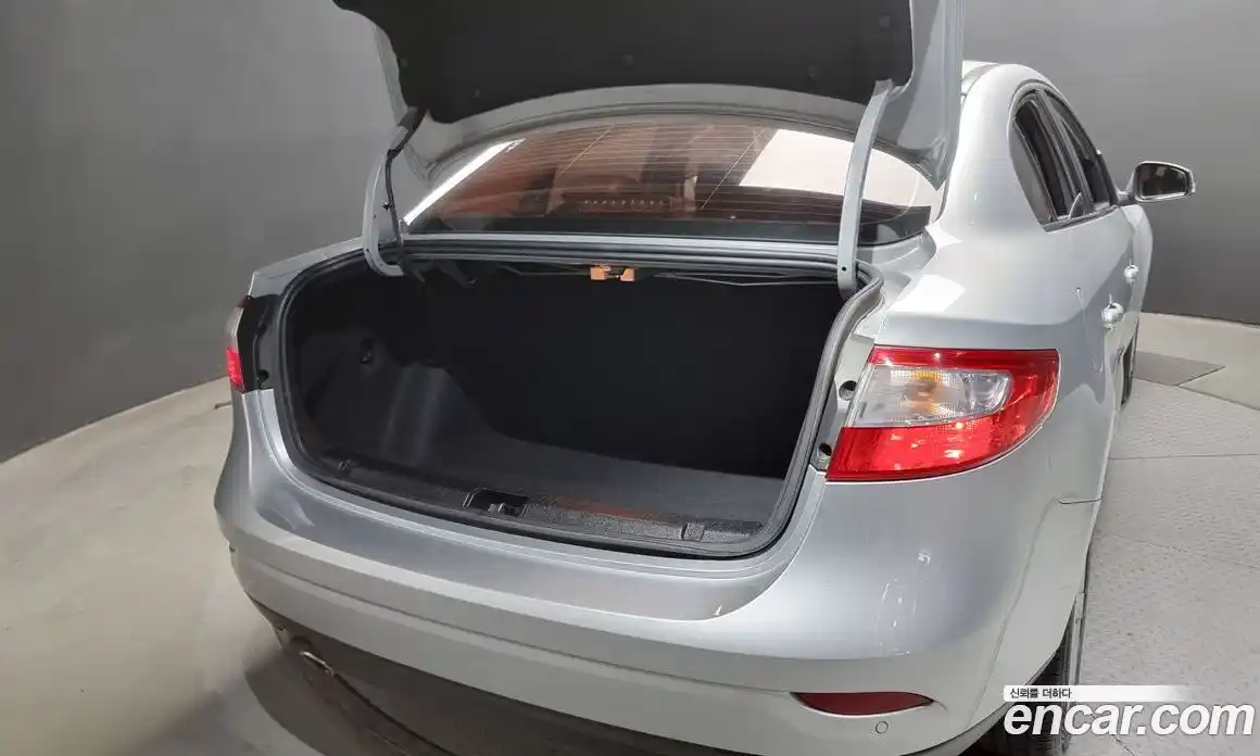 Renault SM3 2010 1.6 Автомат в Москве № 180744, фото 16