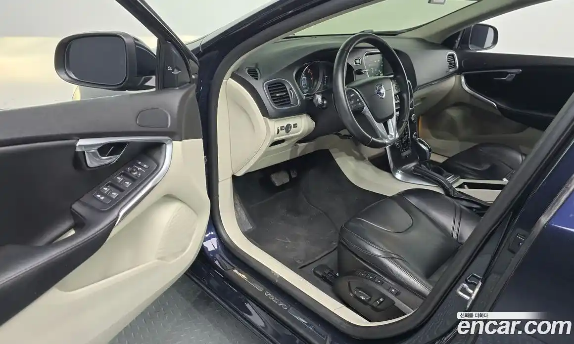 Volvo V40 2016 2.0 Автомат в Москве № 164613, фото 11