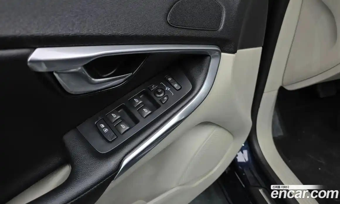 Volvo V40 2016 2.0 Автомат в Москве № 164613, фото 17