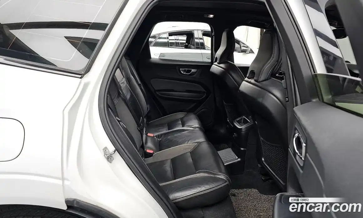 Volvo XC60 2021 2.0 Автомат в Москве № 164700, фото 1