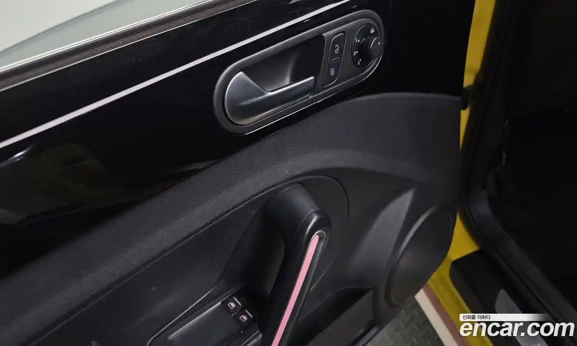 Volkswagen Beatle 2013 2.0 Автомат в Москве № 172551, фото 9