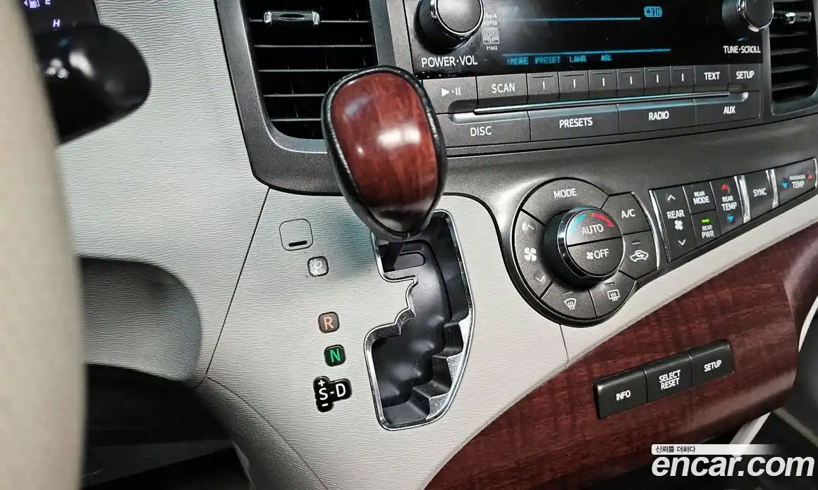 Toyota Sienna 2011 3.5 Автомат в Москве № 215543, фото 15