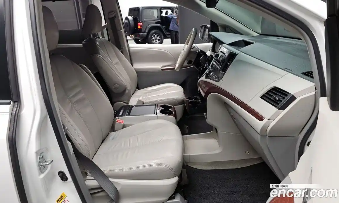 Toyota Sienna 2011 3.5 Автомат в Москве № 215543, фото 16