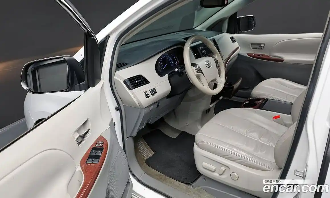 Toyota Sienna 2011 3.5 Автомат в Москве № 215543, фото 3