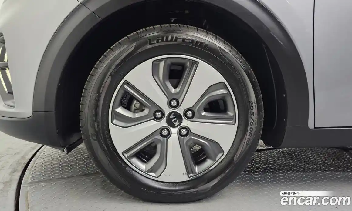 Kia Niro 2021 1.6 Автомат в Москве № 337773, фото 20