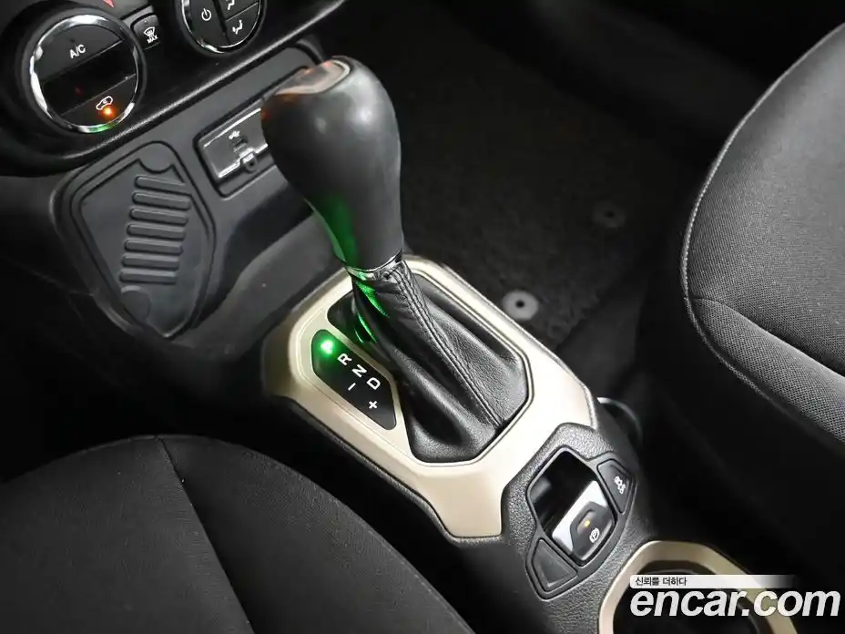 Jeep Renegade 2015 2.4 Автомат в Москве № 170084, фото 9