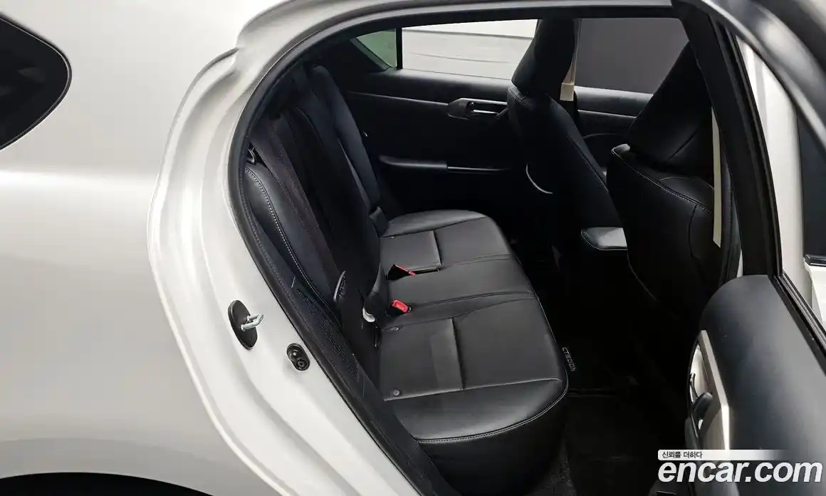 Lexus CT200h 2015 1.8 Автомат в Москве № 231983, фото 12