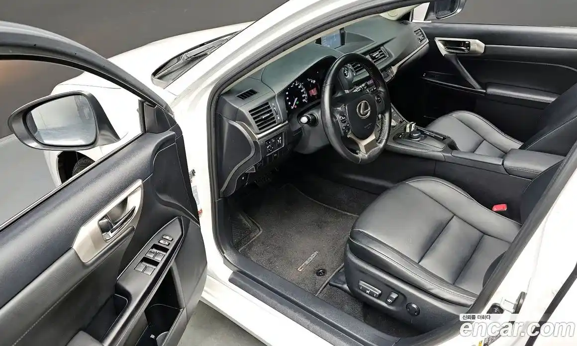 Lexus CT200h 2015 1.8 Автомат в Москве № 231983, фото 13