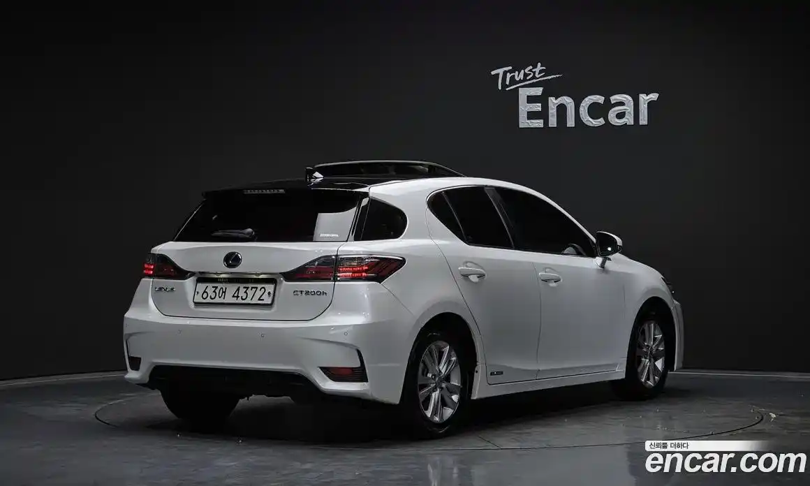 Lexus CT200h 2015 1.8 Автомат в Москве № 231983, фото 16