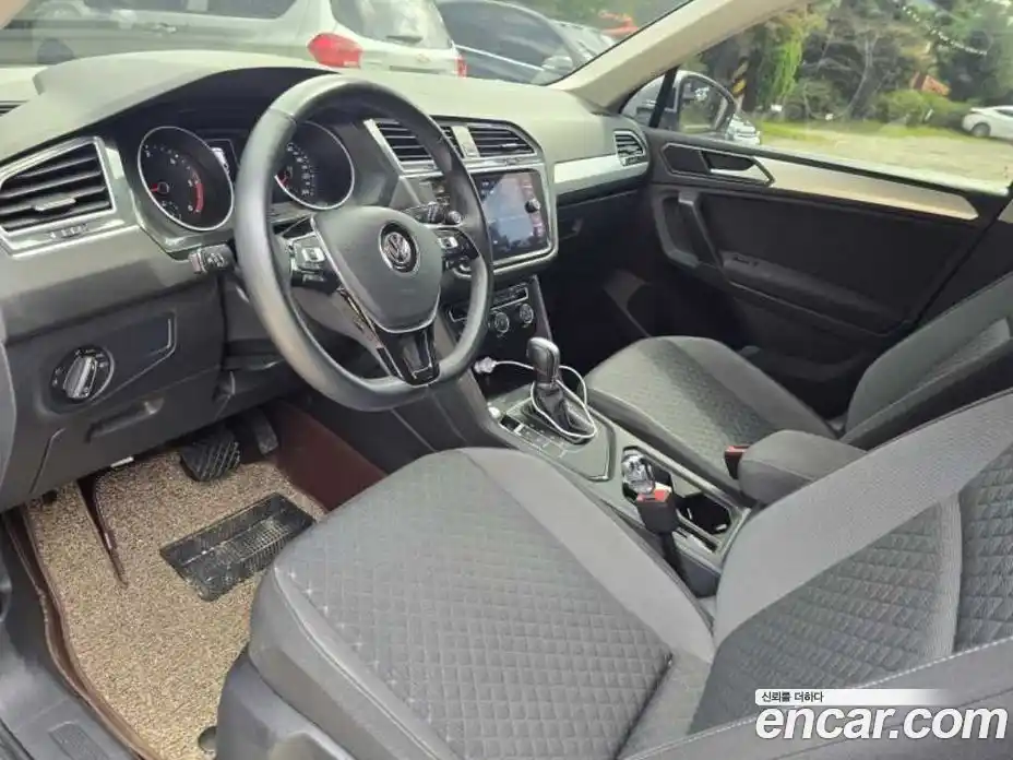 Volkswagen Tiguan 2018 2.0 Автомат в Москве № 141945, фото 8