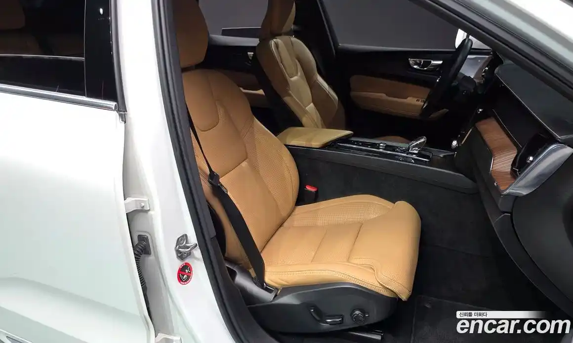 Volvo XC60 2022 2.0 Автомат в Москве № 164332, фото 1