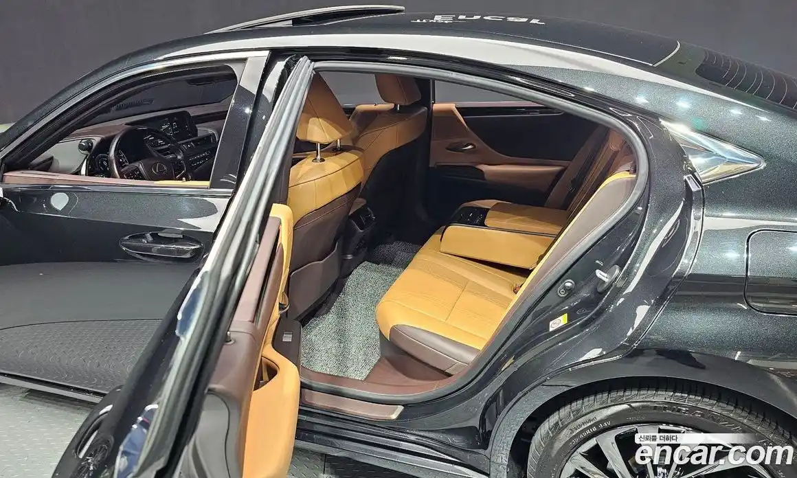 Lexus ES 2019 2.5 Автомат в Москве № 168301, фото 2