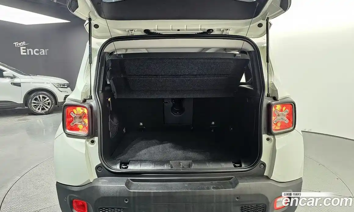 Jeep Renegade 2019 2.4 Автомат в Москве № 169480, фото 17