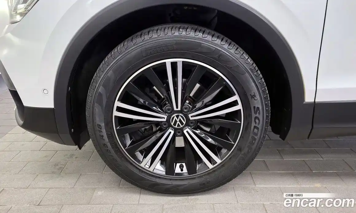 Volkswagen Tiguan 2023 2.0 Автомат в Москве № 214972, фото 3